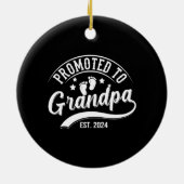 Gepromoveerd tot grootvader EST 2024 Keramisch Ornament (Achterkant)