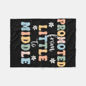 Gepromoveerd tot Middle Brother Sister Toddler Bab Fleece Deken (Voorkant (Horizontaal))
