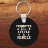 Gepromoveerd tot Middle Brother Sister Toddler Bab Sleutelhanger (Voorkant)