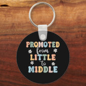 Gepromoveerd tot Middle Brother Sister Toddler Bab Sleutelhanger (Voorkant)