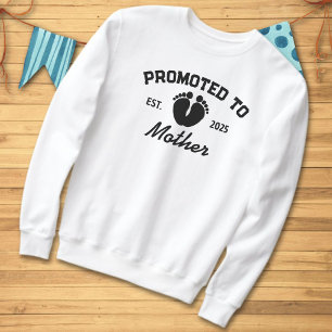 Gepromoveerd tot Moeder Est 2025 Baby Footprints Trui