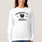 Gepromoveerd tot Moeder Est 2025 Baby Footprints Trui (Voorkant)