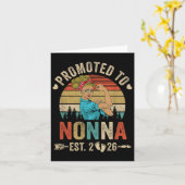 Gepromoveerd tot Nonna EST 2026 Retro Eerste keer Kaart (Gele Bloem)