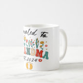 Gepromoveerd tot Oma Est. 2024 Grootouders BabyMug Koffiemok (Voorkant rechts)