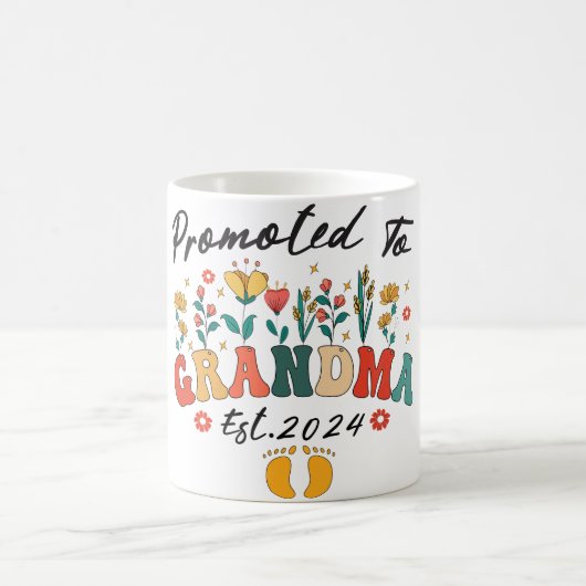 Gepromoveerd tot Oma Est. 2024 Grootouders BabyMug Koffiemok (Center)