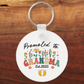 Gepromoveerd tot Oma Est. 2024 GrootoudersOrnament Sleutelhanger (Voorkant)