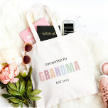 Gepromoveerd tot Oma EST 2025 | pastelgift Tote Bag<br><div class="desc">Vier de liefste promotie ooit met deze minimalistische "Promoted to Grandma EST 2025" gepersonaliseerde canvas tas! Met zachte pastelbelettering en een strak, modern design is dit herbruikbare katoenen tas ideaal voor boodschappen, baby-bezoeken of gewoon om die opwindende nieuwe oma-status te laten zien. Pas het jaar of de naam aan voor...</div>