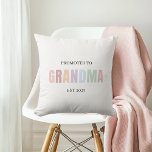Gepromoveerd tot Oma EST 2025 | zachte pastel Kussen<br><div class="desc">Vier het vreugdevolle nieuws in stijl met dit "Promoted to Grandma EST 2025" werpkussen, ontworpen in een zacht pastelkleurpalet op een schone, minimalistische achtergrond. Een prachtig geschenk voor nieuwe of aanstaande grootmoeders, dit decoratieve kussen voegt een oprechte touch toe aan elke bank, kinderkamer of leeshoek. Personaliseer het met een jaar...</div>