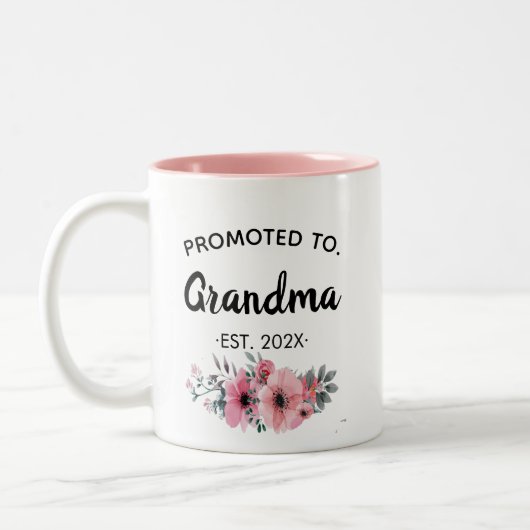 Gepromoveerd tot Oma Floral Pink, 2025 custom chic Tweekleurige Koffiemok (Links)