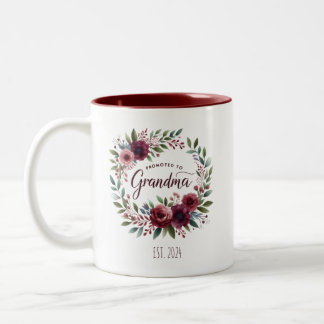 Gepromoveerd tot Oma Floral Wreath Bourgogne Tweekleurige Koffiemok