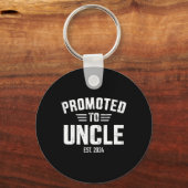 Gepromoveerd tot oom 2024 sleutelhanger (Voorkant)