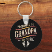 Gepromoveerd tot opa 2025 opa est 2025 sleutelhanger (Voorkant)