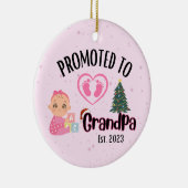 Gepromoveerd tot opa - Baby meisje Xmas Keramisch Ornament (Rechts)