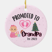 Gepromoveerd tot opa - Baby meisje Xmas Keramisch Ornament (Achterkant)