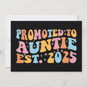 Gepromoveerd tot tante Est. 2025 III Aankondiging