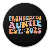 Gepromoveerd tot tante Est. 2025 III Keramische Knop (Voorkant)