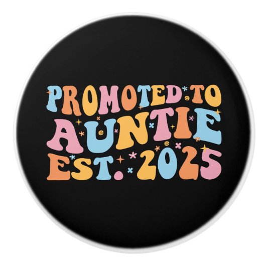 Gepromoveerd tot tante Est. 2025 III Keramische Knop (Voorkant)