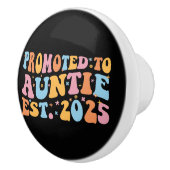 Gepromoveerd tot tante Est. 2025 III Keramische Knop (Rechts)