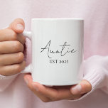 Gepromoveerd tot tante EST 2025 | Nieuwe tante Koffiemok<br><div class="desc">Verras de aanstaande tante in je leven met deze elegante "Promoted to Auntie EST 2025" koffie-mok. Een perfect cadeau om de speciale nieuwe rol van een tante van de eerste keer te vieren! Het minimale script-ontwerp voegt een eigentijdse, oprechte touch toe - geweldig voor zwangerschapsaankondigingen, baby showers of gewoon omdat....</div>