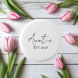 Gepromoveerd tot tante EST 2025 | Schattigee nieuw Ronde Button 3,2 Cm<br><div class="desc">Vier de spannende reis naar tante-hood met deze "Gepromoveerd tot tante EST 2025" ronde knop! Perfect voor zwangerschapsaankondigingen, baby showers of genderonthullingsfeesten, deze lieve minimalistische pin voegt een persoonlijke en stijlvolle touch toe aan elke outfit of luiertas. Of het nu een cadeau is voor een eerste tante of een leuke...</div>