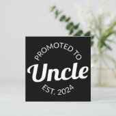 Gepromoveerd tot Uncle Est. 2024 I Aankondiging (Staand voorkant)