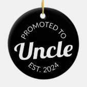 Gepromoveerd tot Uncle Est. 2024 I Keramisch Ornament (Achterkant)