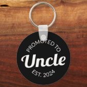 Gepromoveerd tot Uncle Est. 2024 I Sleutelhanger (Achterkant)