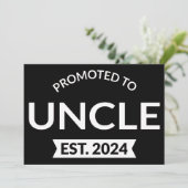 Gepromoveerd tot Uncle Est. 2024 II Aankondiging (Staand voorkant)