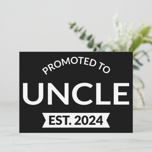 Gepromoveerd tot Uncle Est. 2024 II Aankondiging (Staand voorkant)