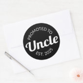 Gepromoveerd tot Uncle Est. 2025 I Ronde Sticker (Envelop)