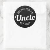 Gepromoveerd tot Uncle Est. 2025 I Ronde Sticker (Tas)