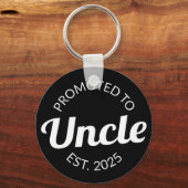 Gepromoveerd tot Uncle Est. 2025 I Sleutelhanger (Achterkant)