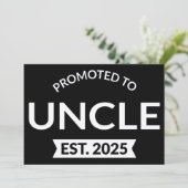 Gepromoveerd tot Uncle Est. 2025 II Aankondiging (Staand voorkant)