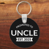 Gepromoveerd tot Uncle Est. 2025 II Sleutelhanger (Achterkant)