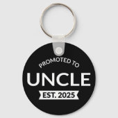 Gepromoveerd tot Uncle Est. 2025 II Sleutelhanger (Achterkant)