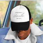 Gepromoveerd tot Uncle EST 2025 Pet | Nieuwe oom c<br><div class="desc">Vier het spannende nieuws met deze stijlvolle Gepromoveerd tot oom EST 2025 trucker hat - een doordacht en praktisch geschenk voor de trotse nieuwe oom-to-be! Ideaal voor zwangerschapsaankondigingen, baby showers, genderonthullingen of gewoon als een leuke verrassing, dit pet combineert troost en gevoel in een strak, modern design. Gemaakt met ademend...</div>