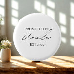 Gepromoveerd tot Uncle EST Button | Schattige nieu<br><div class="desc">Vier het spannende nieuws met deze knop Promoted to Uncle EST 2025 - het perfecte accessoire voor een eerste keer oom! Of je nu een zwangerschapsaankondiging deelt, een baby shower plant of gewoon een leuke herinnering wilt, deze minimalistische badge is een oprechte gift. Met een strak zwart scriptontwerp op een...</div>