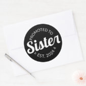 Gepromoveerd tot zuster Est. 2024 I Ronde Sticker (Envelop)