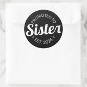 Gepromoveerd tot zuster Est. 2024 I Ronde Sticker (Tas)