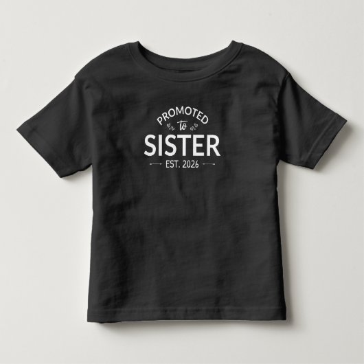 Gepromoveerd tot zuster Est. 2026 II Kinder Shirts (Voorkant)