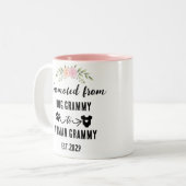 Gepromoveerd van Dog Grammy naar Human Grammy Tweekleurige Koffiemok (Voorkant links)