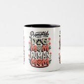 Gepromoveerd van hondenmoeder naar menselijke moed tweekleurige koffiemok (Center)