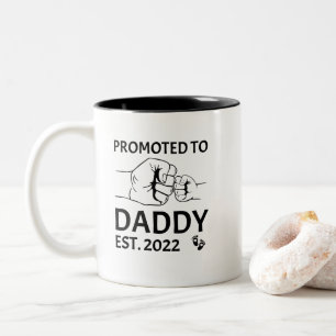 Gepromoveerd voor papa est 2022 dad baby tweekleurige koffiemok