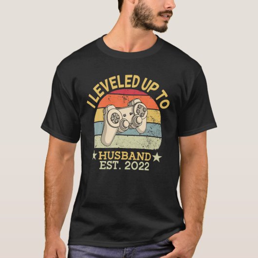 Gepubliceerd tot Est 2022 promoted Husband Co. T-shirt (Voorkant)