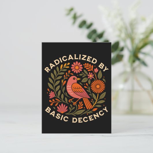 Geradicaliseerd door Basic Decency Bird Feestdagenkaart (Staand voorkant)