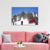 Geraniumbloemen en boomgaarden in Alberobello Canvas Afdruk (Insitu (Woonkamer))
