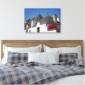 Geraniumbloemen en boomgaarden in Alberobello Canvas Afdruk (Insitu (Slaapkamer))