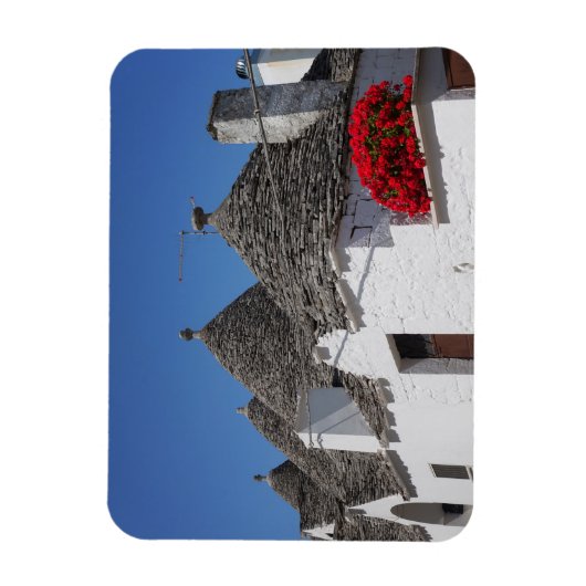 Geraniumbloemen en boomgaarden in Alberobello Magneet (Verticaal)