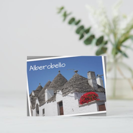 Geraniumbloemen en driehoekshuizen in Alberobello Briefkaart (Staand voorkant)