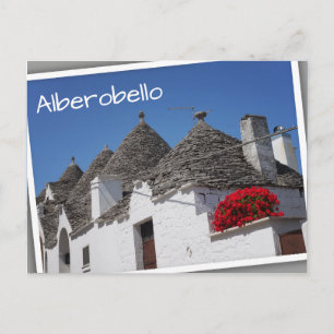 Geraniumbloemen en driehoekshuizen in Alberobello Briefkaart